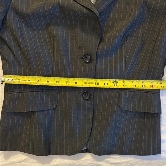 Ann Taylor lined fitted Women's Grey and Blue Pinstripe Blazer. Size 8. - Picture 12 of 12